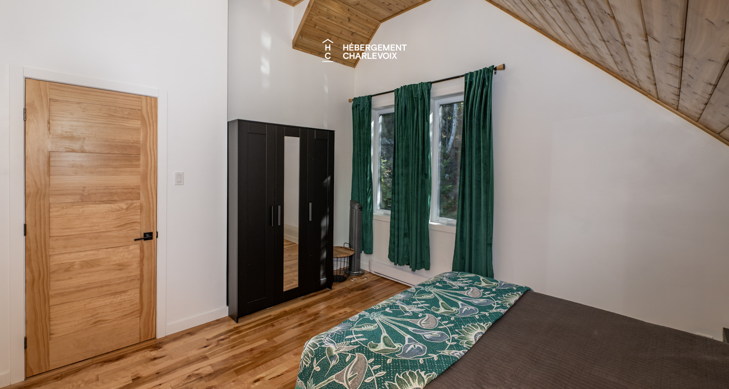 NAF-256 - Cottage on the edge of a lake with trail, waterfall and pond